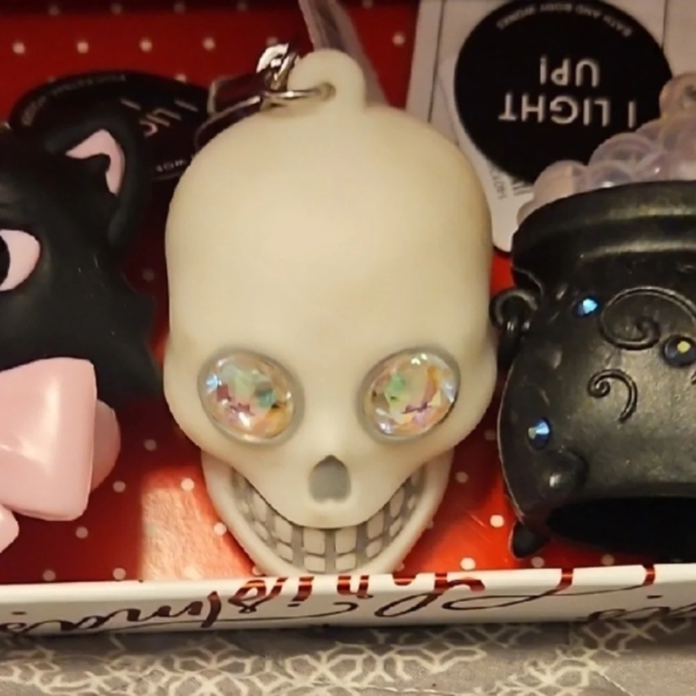 NWT Glowing Skull germ-x holder